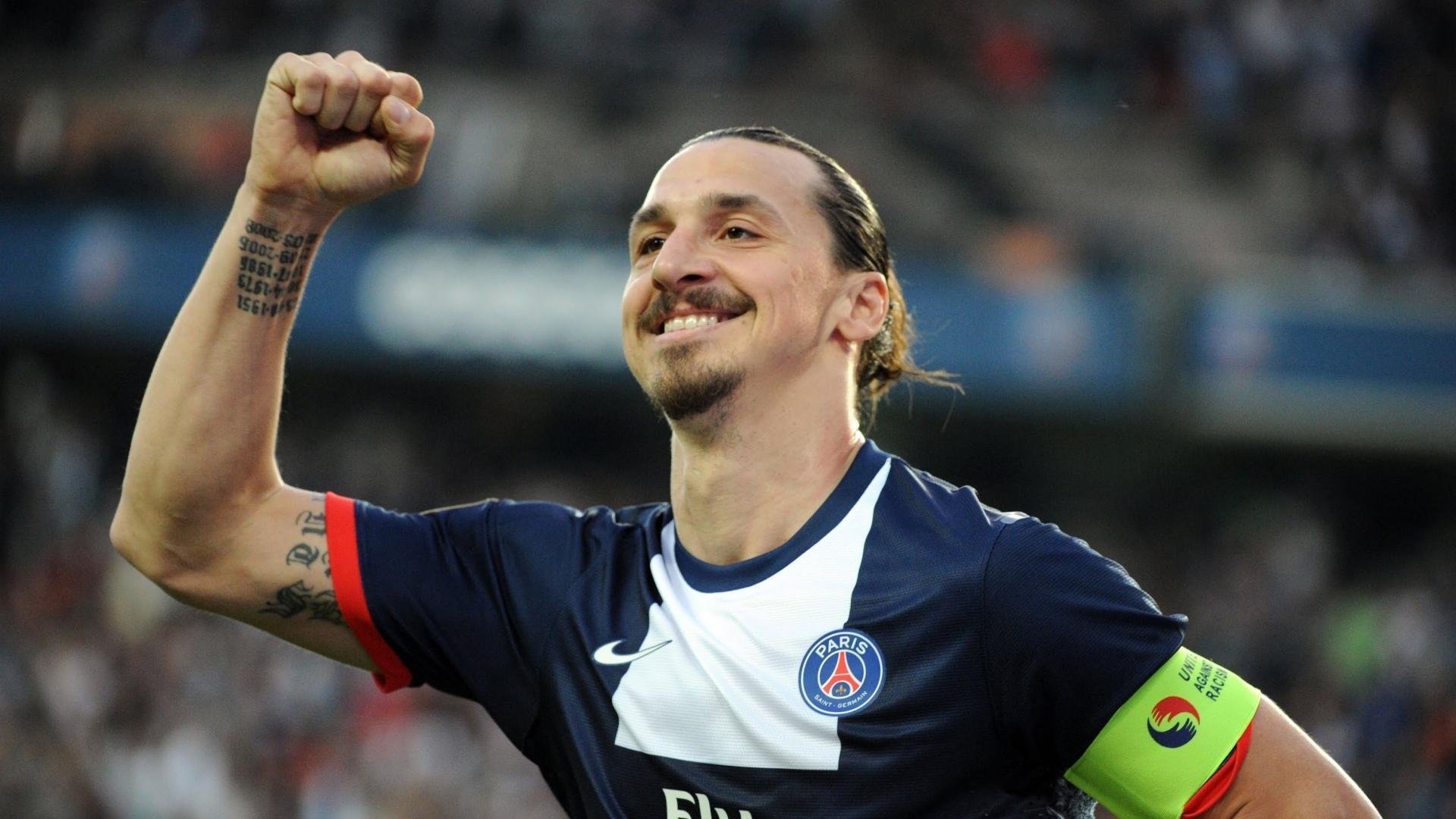 伊朗门将扑球滑进雪堆消失3秒，观众惊呼“魔术门将”，伊朗队守门员